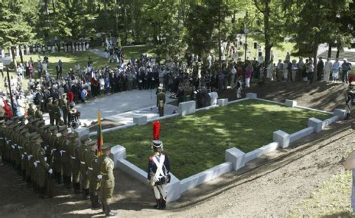 10 Extremely Expensive Final Resting Places