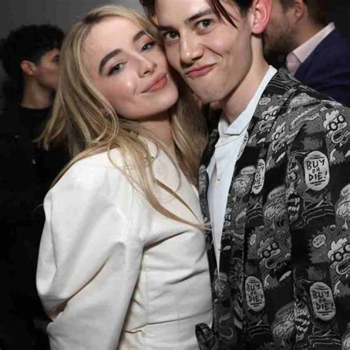 Sabrina Carpenter Height, Weight, Age, Boyfriend, Biography